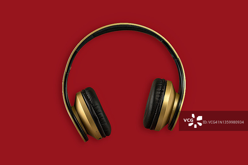 红色背景上的无线耳机图片素材