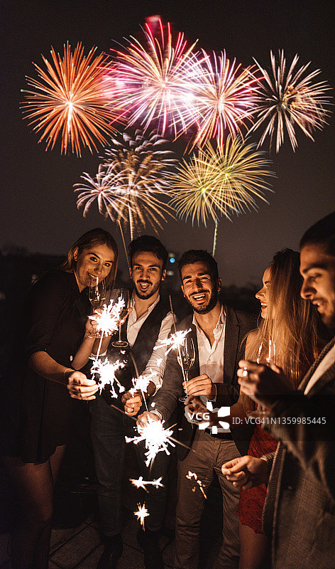 朋友们在屋顶庆祝圣诞节图片素材