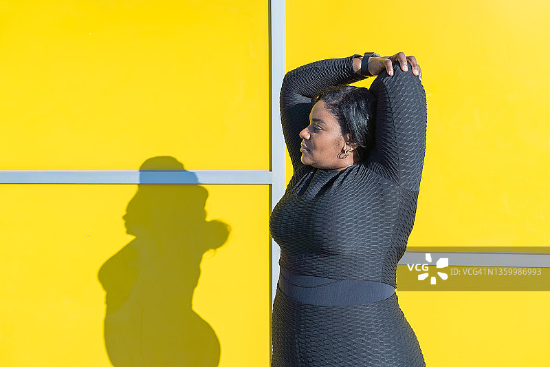 做伸展运动的健壮女人图片素材