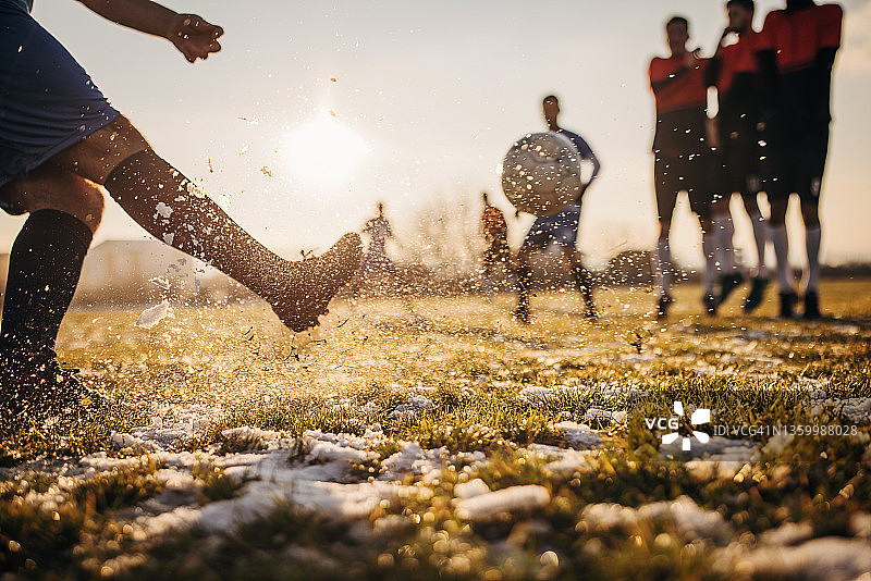 足球运动员主罚任意球图片素材