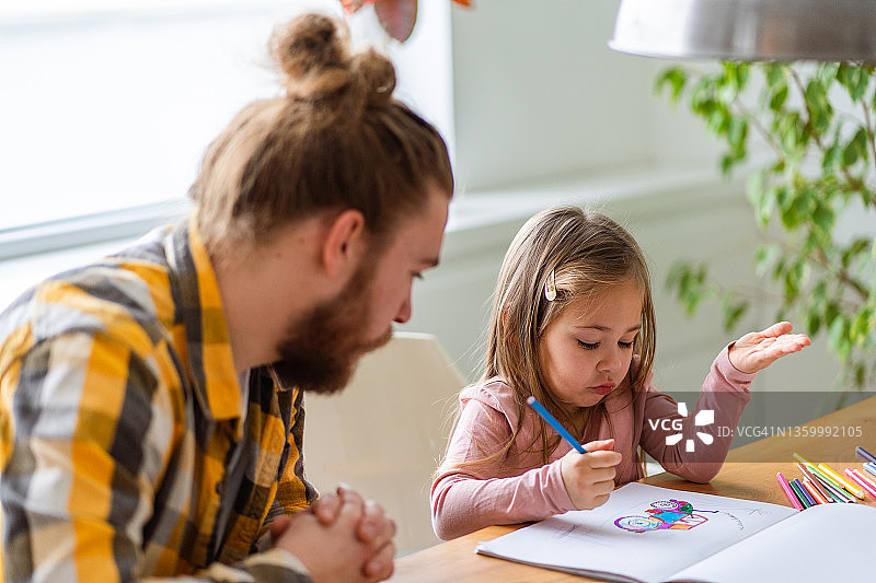 父女一起绘画图片素材