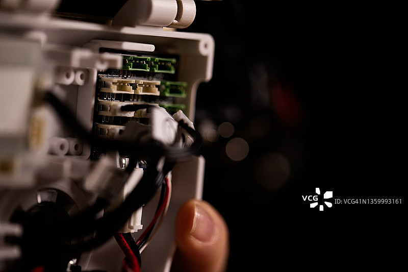 特写：待连接到机器人的电路板图片素材