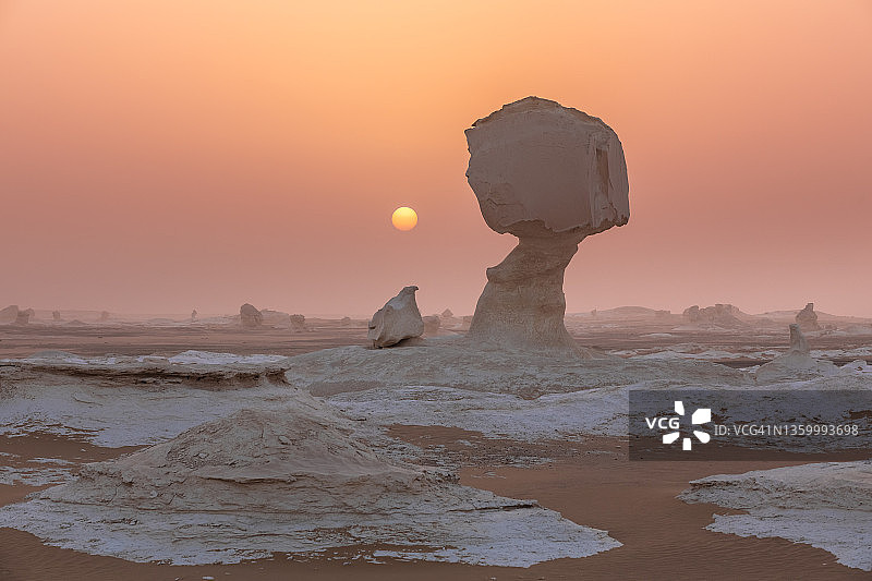 日落时分埃及西部撒哈拉沙漠的白色沙漠石灰岩地貌图片素材