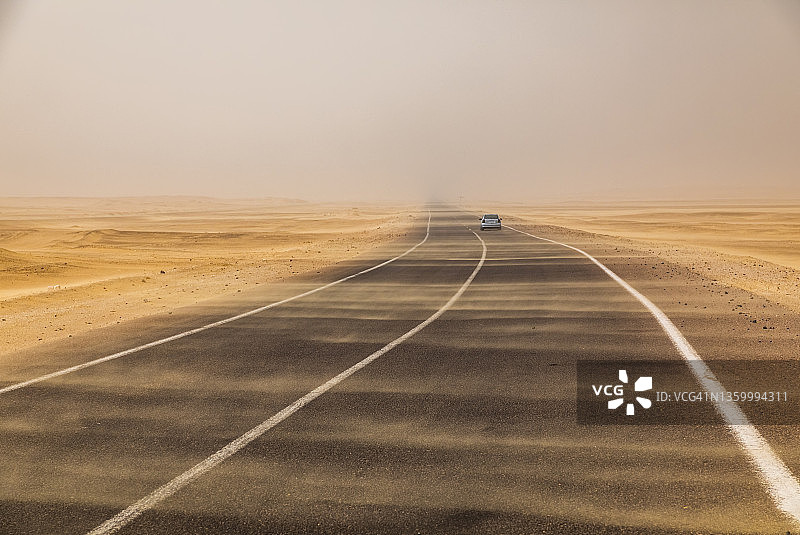 沙漠公路上的沙尘暴：强风和尘埃云图片素材