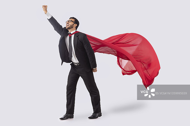 身穿正装、披着超人披风的企业员工图片素材