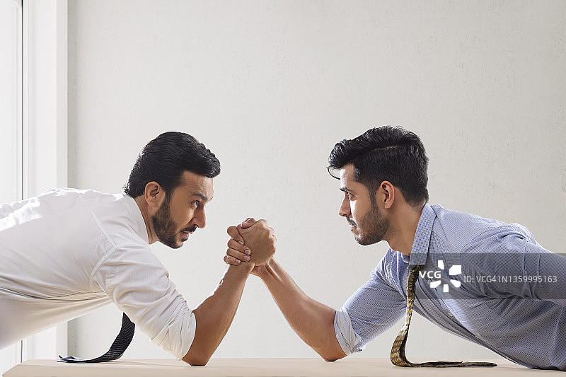 穿着正装的企业员工正在扳手腕图片素材