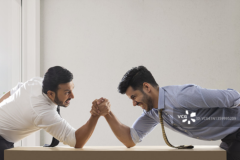 穿着正装的企业员工正在扳手腕图片素材