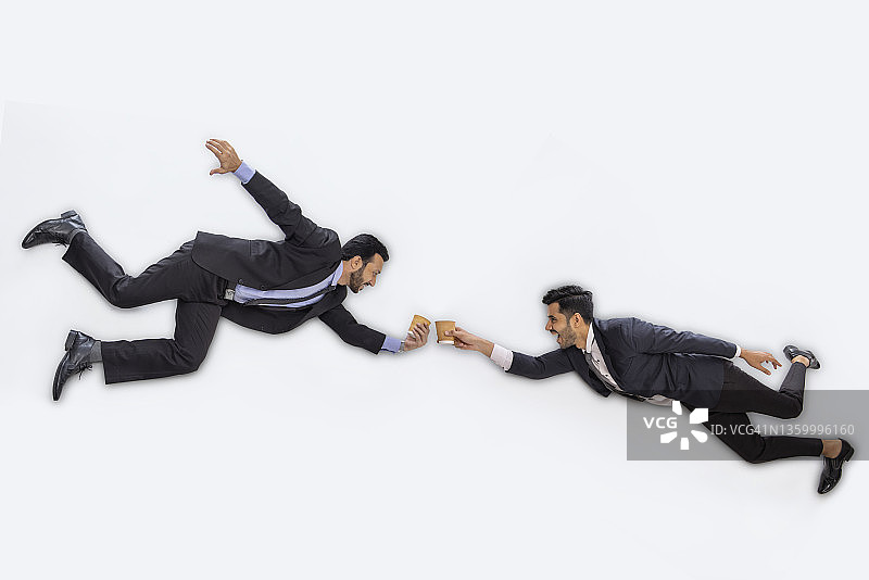 穿正装的上班族用咖啡杯敬酒图片素材