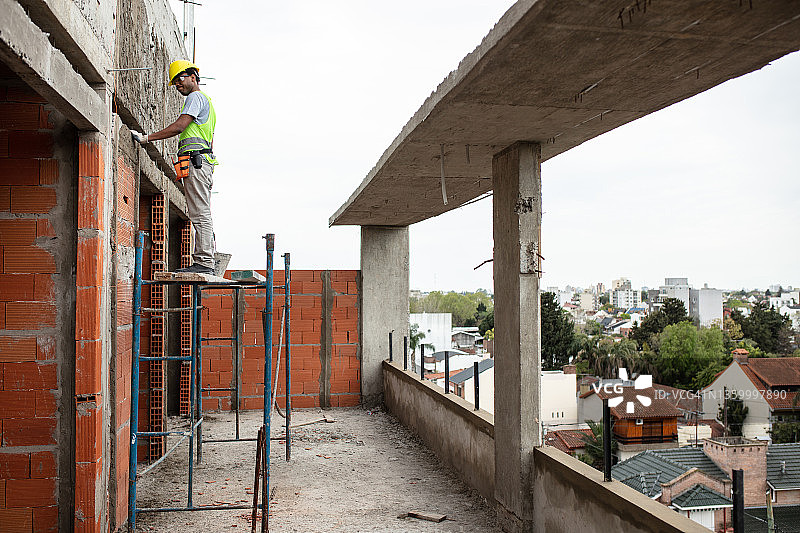 在建筑工地工作的瓦工图片素材