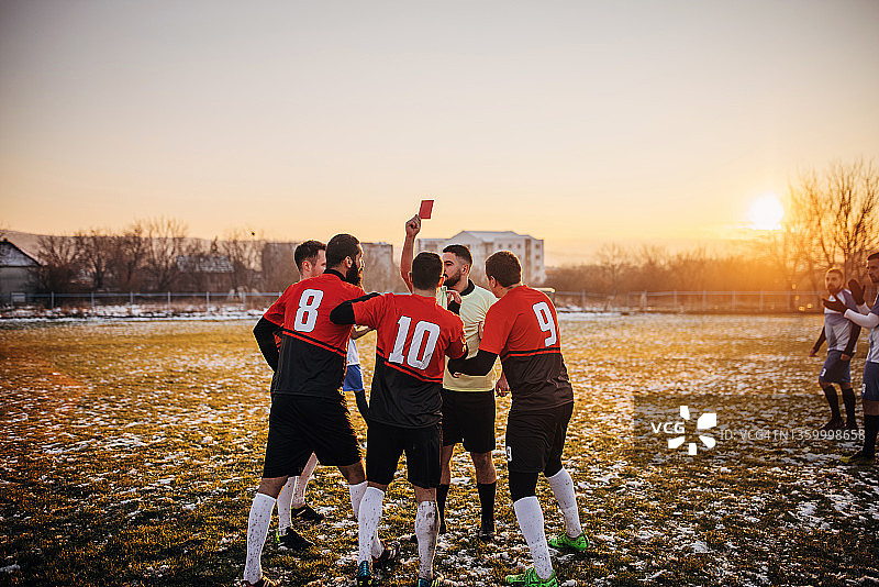 球员被出示红牌图片素材