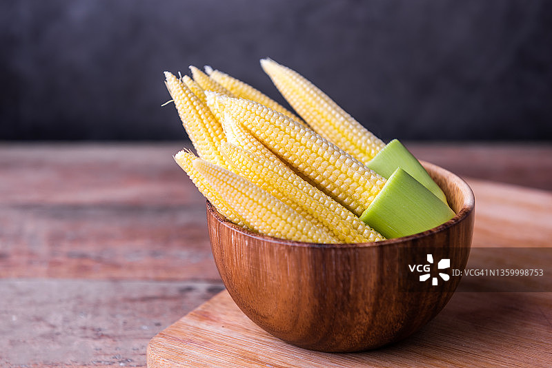木碗里的新鲜小玉米图片素材