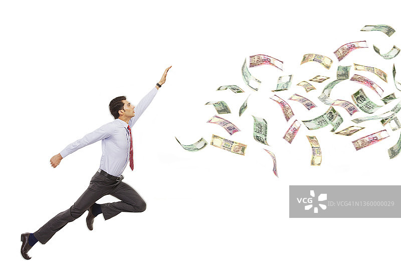 穿着正装追逐掉落钞票的男人图片素材
