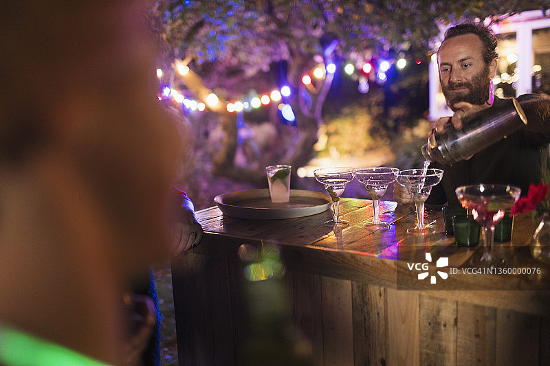 在花园派对上调制鸡尾酒的调酒师图片素材
