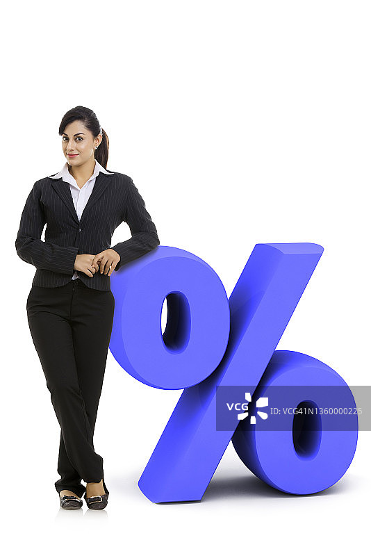 身穿正装站在百分号旁边的女职员图片素材