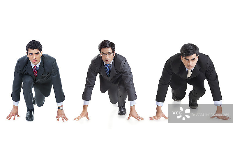 一群穿着正式商务套装的男性公司员工准备赛跑图片素材