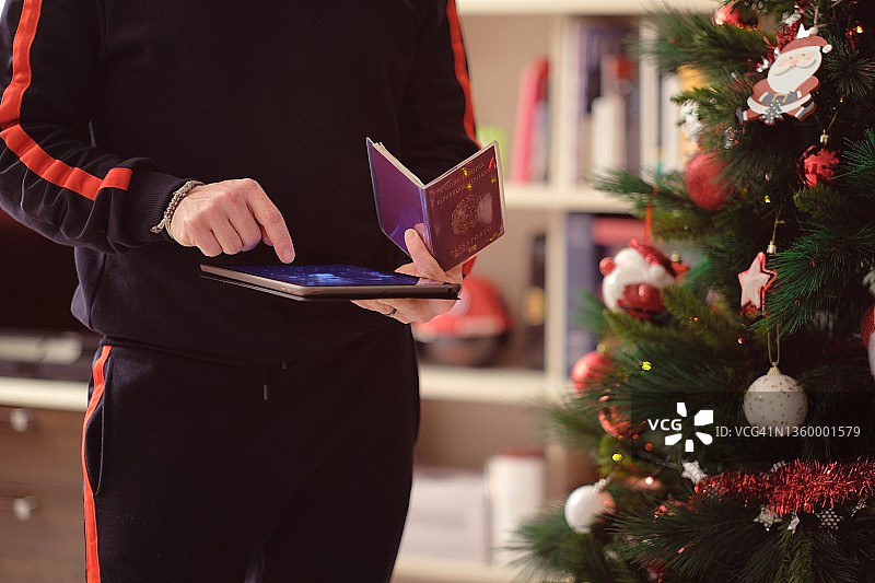 用护照预订圣诞节假期旅行图片素材