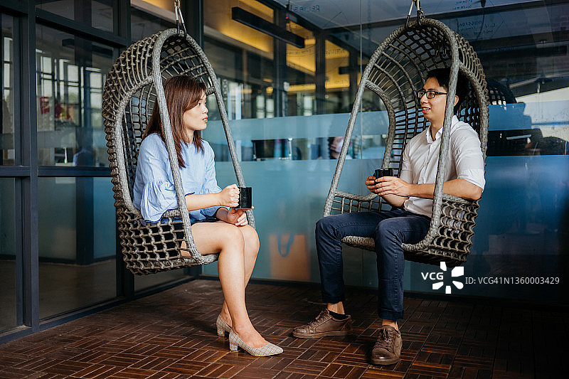 在办公室休息的亚洲办公室职员图片素材