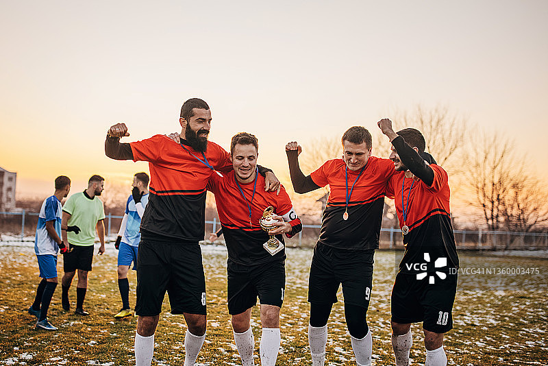 足球队赢得奖杯图片素材