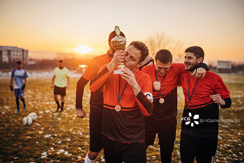 足球队赢得奖杯图片素材
