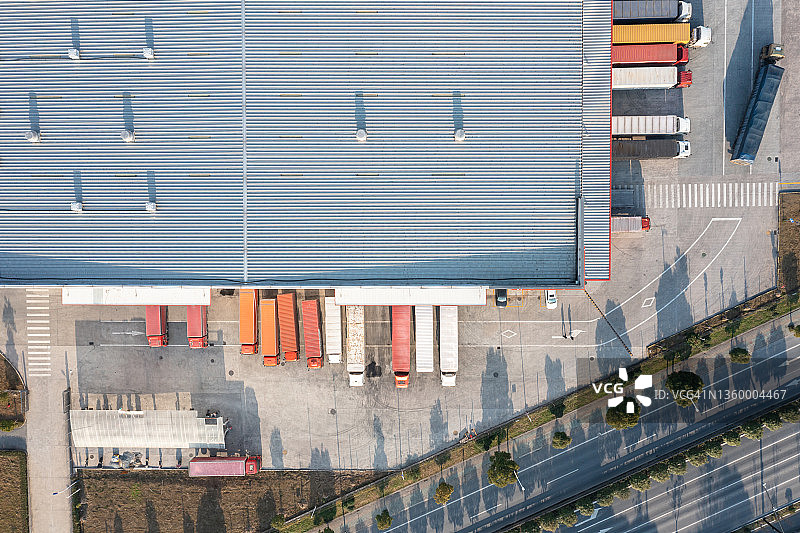 物流仓库内装货的卡车图片素材