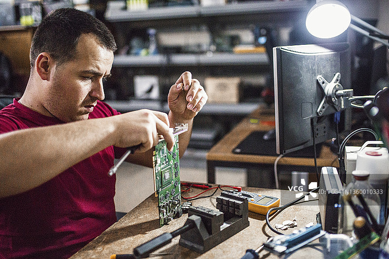 专业人员组装电脑并检查问题图片素材