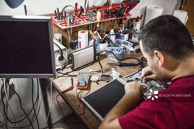 专业人员组装电脑并检查问题图片素材