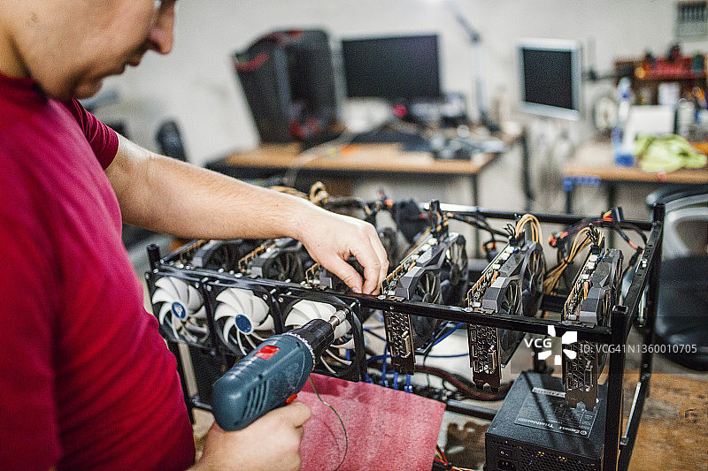 修理电脑的男人手部特写图片素材