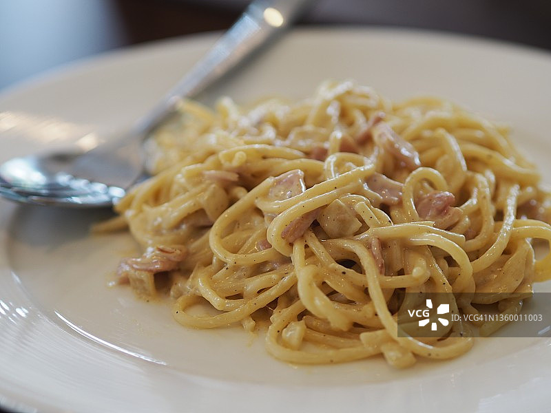 意式奶油培根蛋面，搭配未熏培根、意式咸肉和猪颊肉图片素材