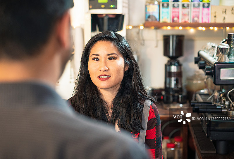 咖啡师接受顾客的订单图片素材