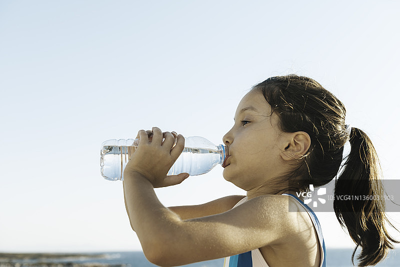 喝水的少女图片素材
