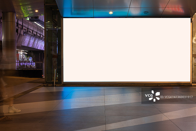 建筑物上的空白banner，适用于购物中心广告图片素材