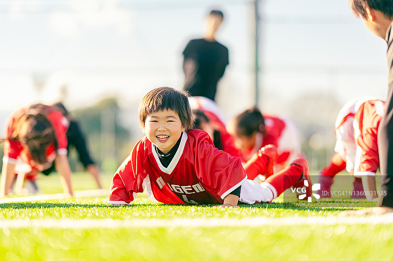 女子足球队队员在训练前热身图片素材