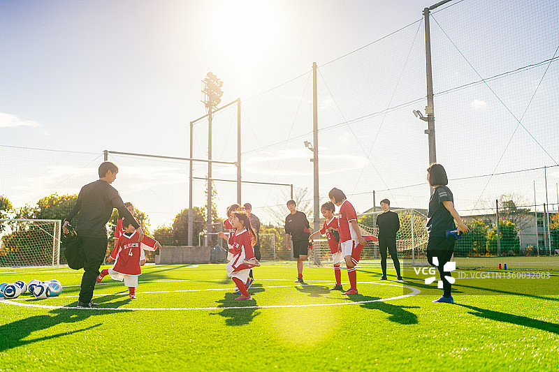 女子足球队队员在训练前热身图片素材