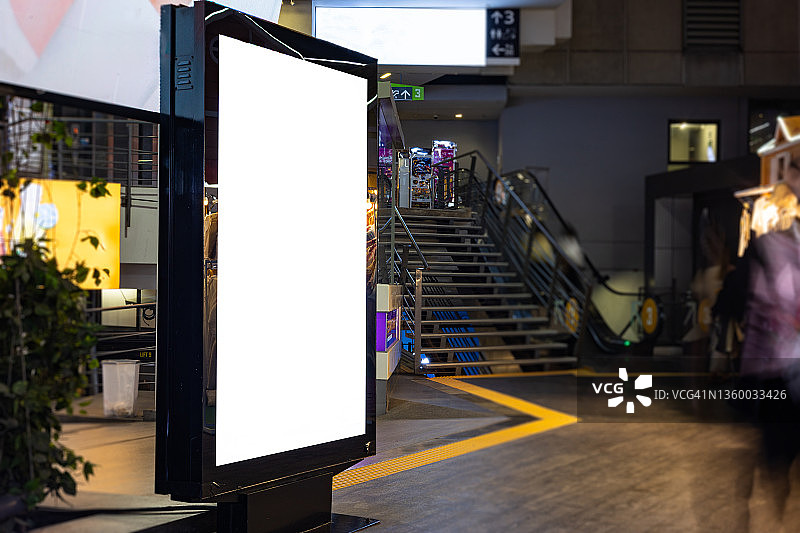 建筑物上的空白banner，适用于购物中心广告图片素材