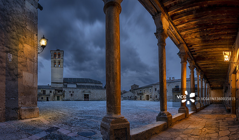 西班牙塞哥维亚省佩德拉扎的马约尔广场图片素材