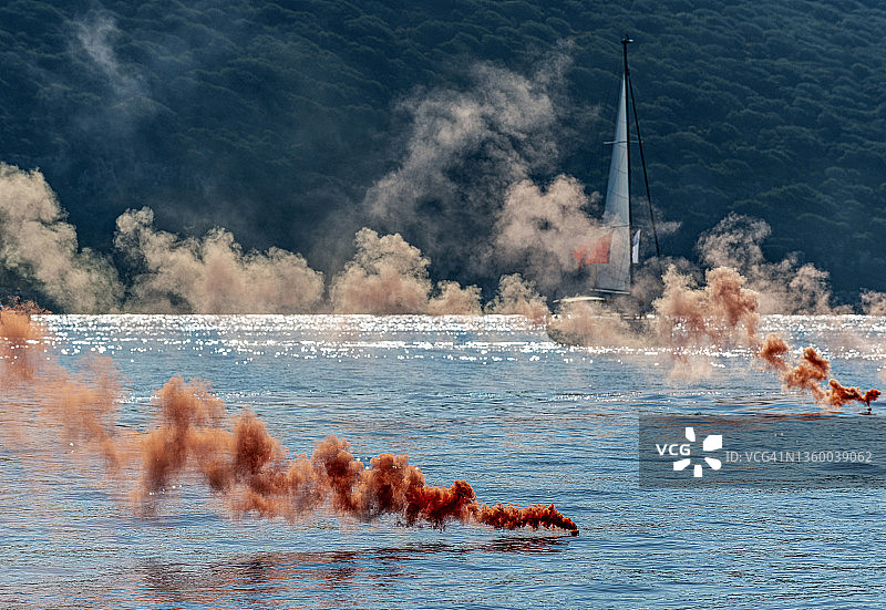 带有帆船的橙色烟雾弹：求救信号图片素材
