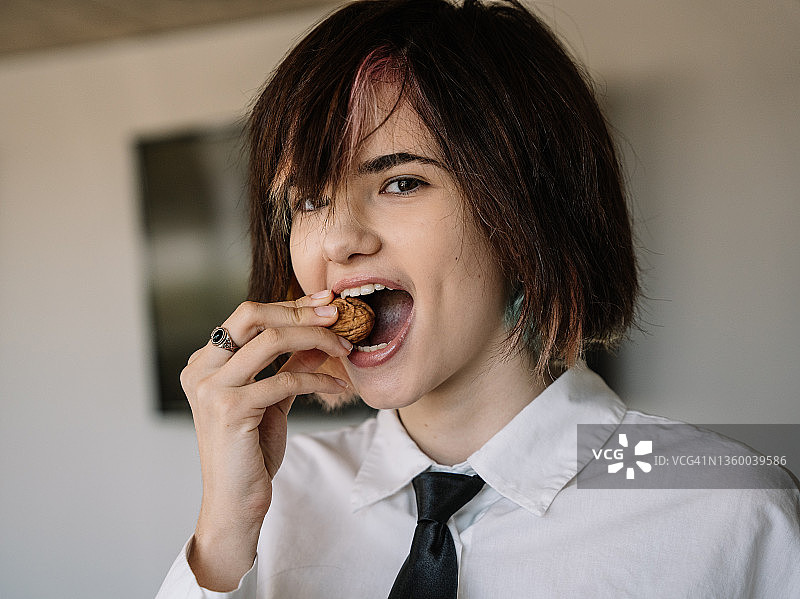 女人用牙咬核桃图片素材