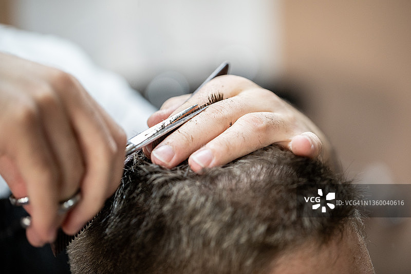 理发师用剪刀和梳子理发图片素材