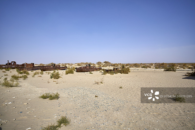 乌兹别克斯坦穆伊纳克旧船公墓全景，咸海灾难的后果图片素材