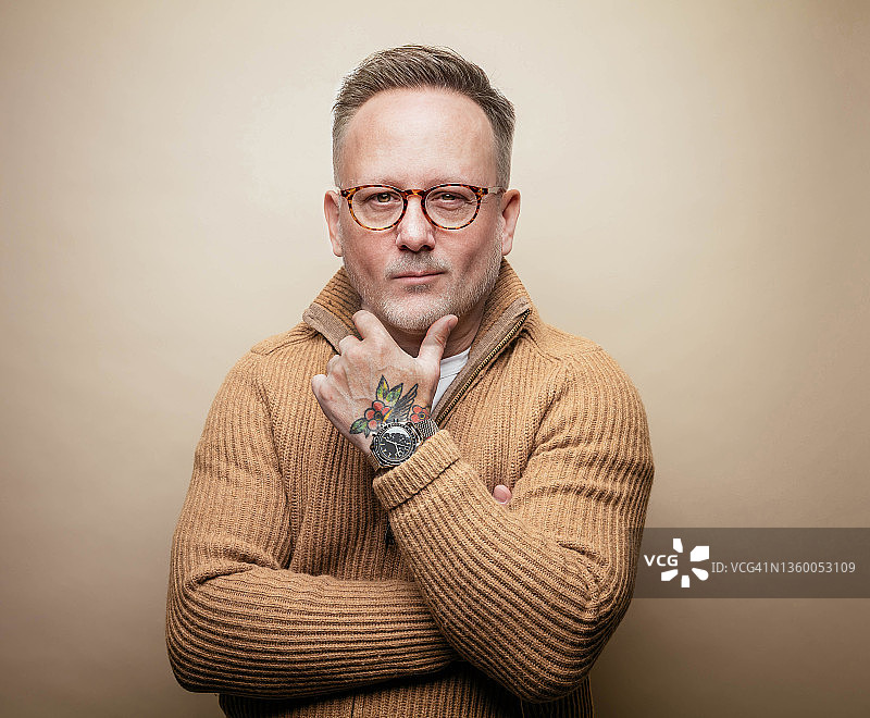 双臂交叉的商人图片素材