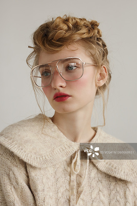 戴眼镜的年轻漂亮女人图片素材
