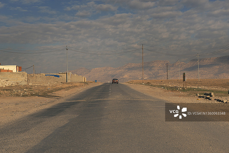 伊拉克库尔德斯坦地区扎胡和杜胡克之间的铺砌道路图片素材