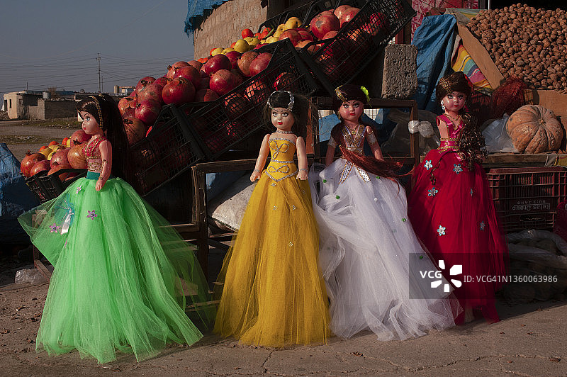 伊拉克库尔德斯坦街头市场出售的娃娃图片素材