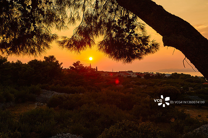 克罗地亚布拉奇岛苏佩塔尔镇的日落图片素材