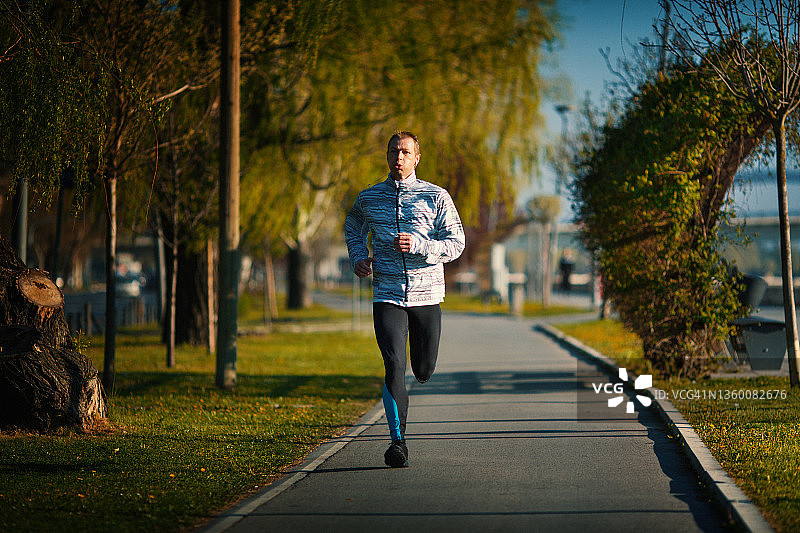 清晨慢跑图片素材