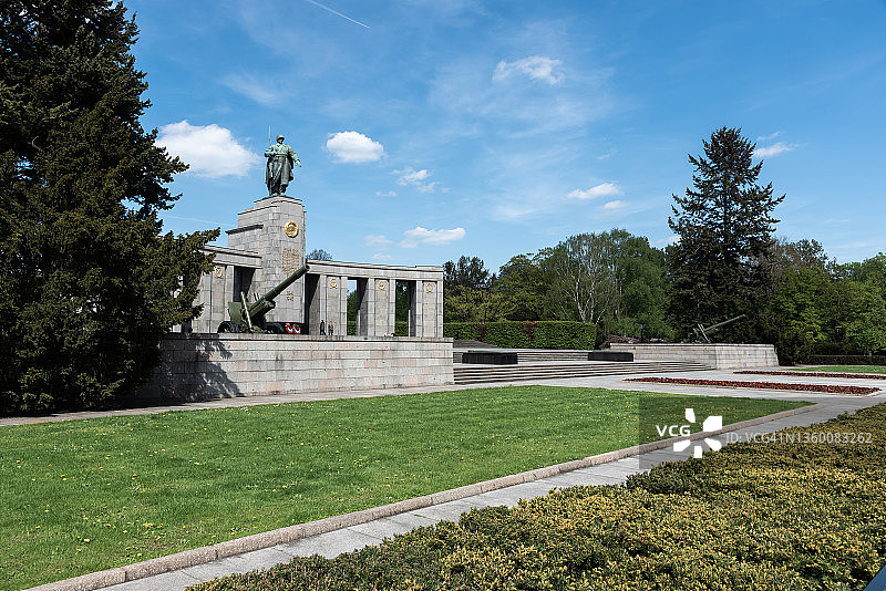 带有历史加农炮的苏联战争纪念碑（柏林蒂尔加滕）图片素材
