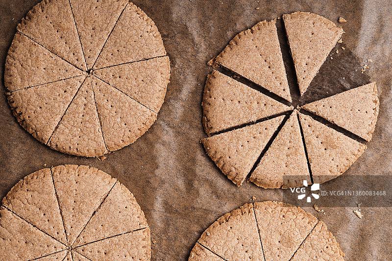 肉桂饼干切片，俯视图图片素材