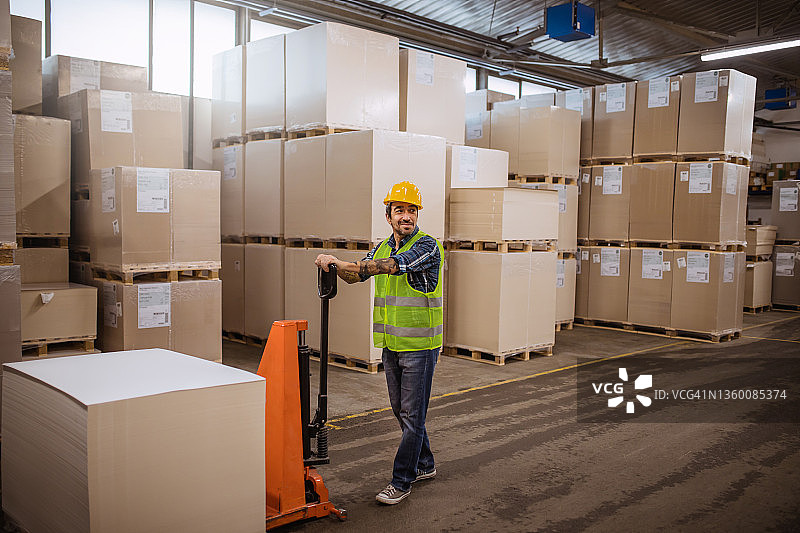 仓库工人工作场景图片素材