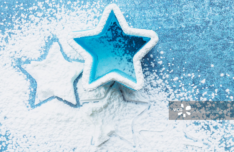 星形饼干模具与糖粉静物图片素材