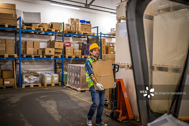 仓库工人工作场景图片素材